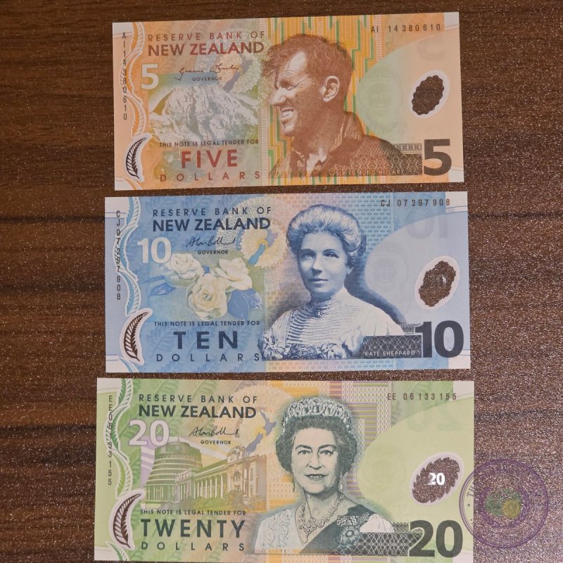 نيوزيلندا 🇳🇿 طقم ٥ و١٠ و٢٠ دولار إصدار قديم